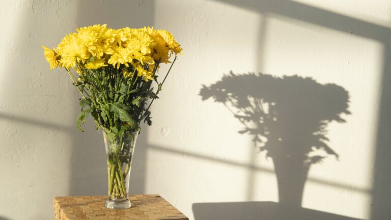 Do florists remove pollen from lilies?
