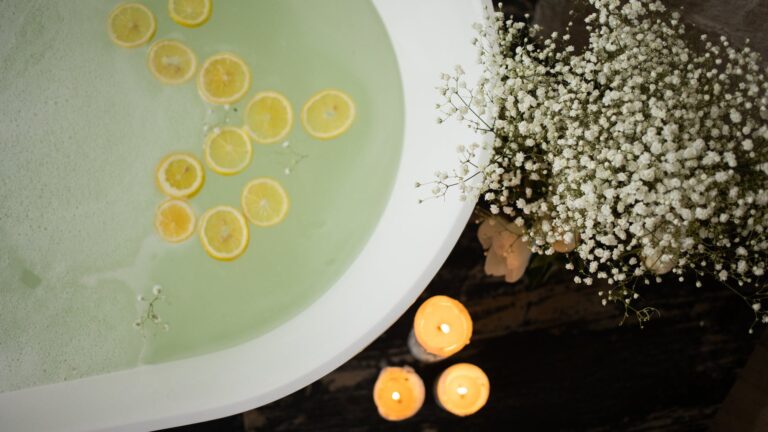 Should daisies be watered daily?